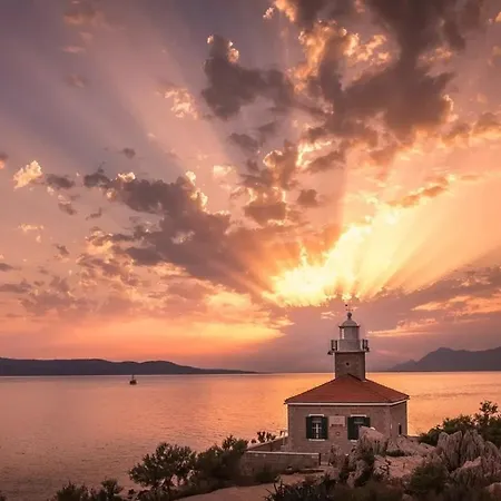 Sanctus Petrus Lighthouse * Makarska